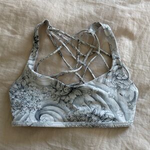 Lululemon light support sports bra